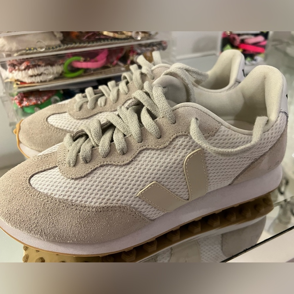 Veja Rio Branco Sneaker in white/Pierre/natural. Size 38 (US 7).